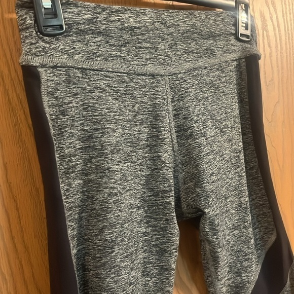 Beyond Yoga Black Charcoal Spacedye Mid Rise 7/8 Leggings with Mesh Cutouts XS - Picture 9 of 11